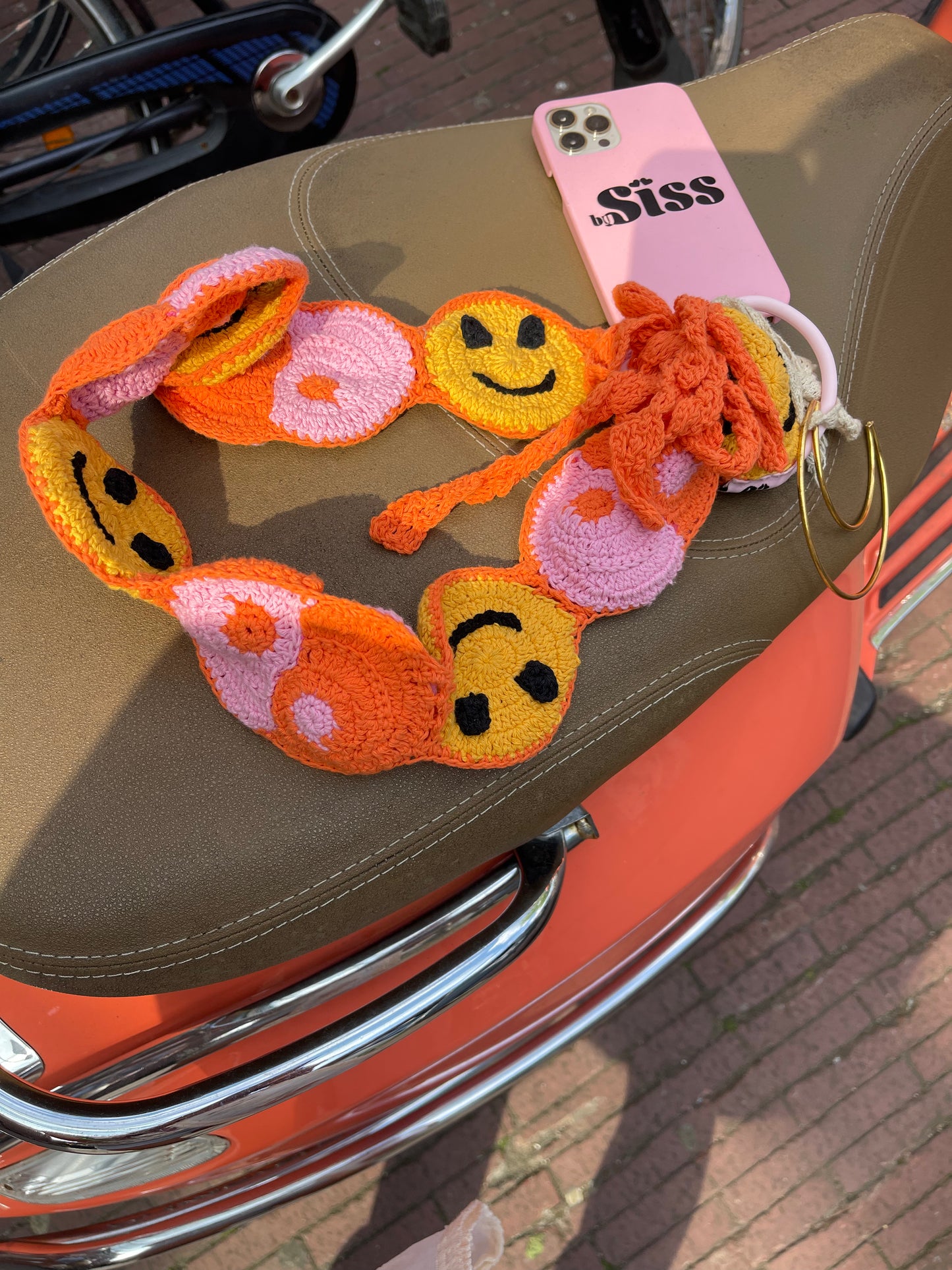 Smiley phone necklace - crochet