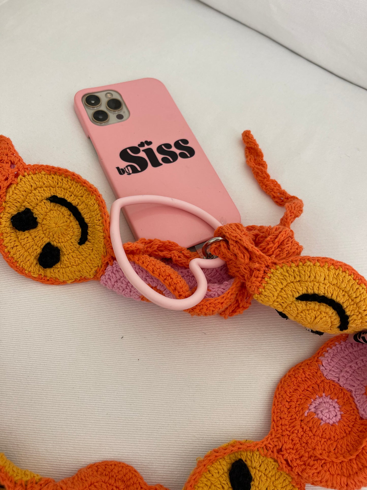 Smiley phone necklace - crochet